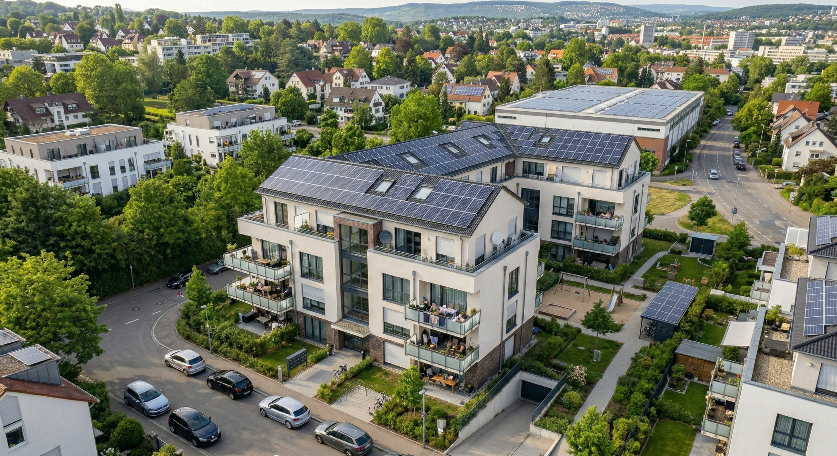 Große Photovoltaikanlage auf einem Mehrfamilienhaus in Süddeutschland